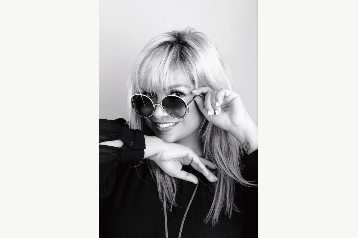 Lilia Solórzano con gafas de sol, retrato en blanco y negro.