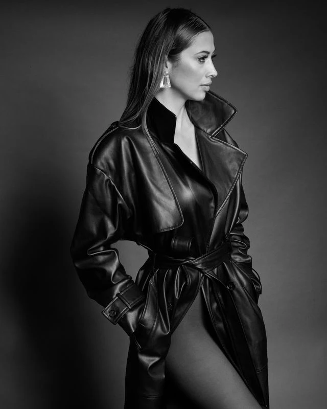 Retrato de perfil con abrigo negro, en blanco y negro.