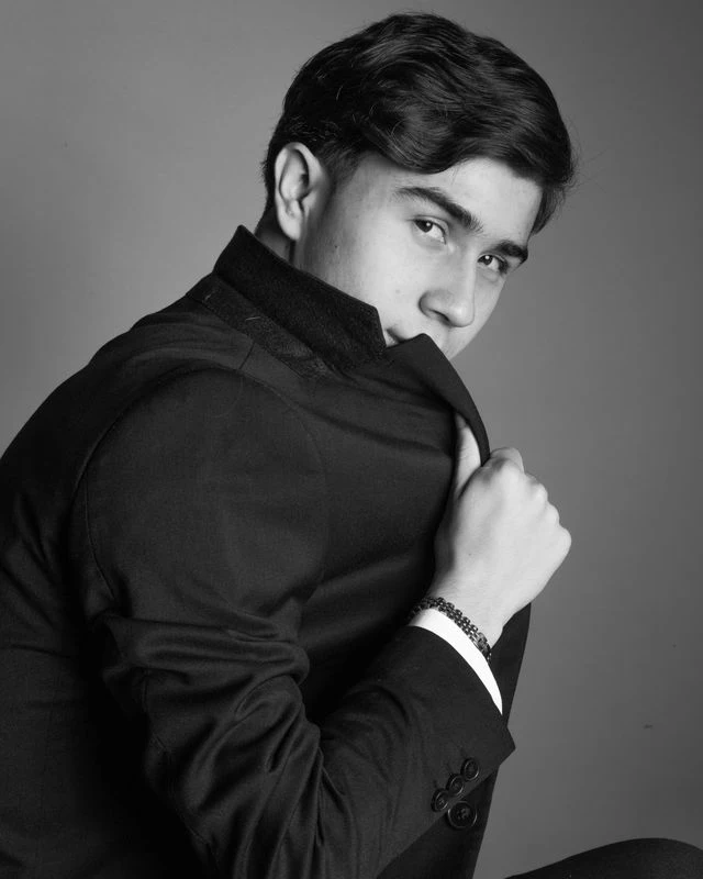 Retrato masculino sentado y mirando hacia atrás.