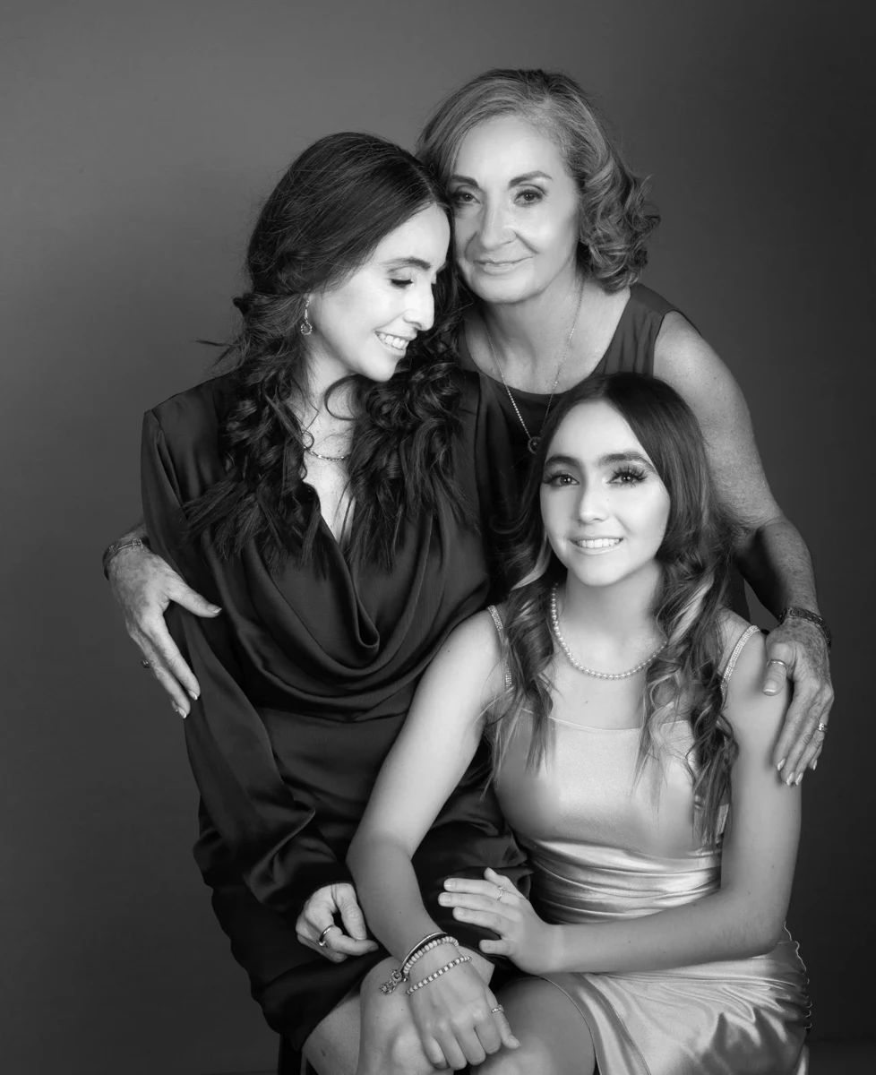 Retrato de tres mujeres en blanco y negro.