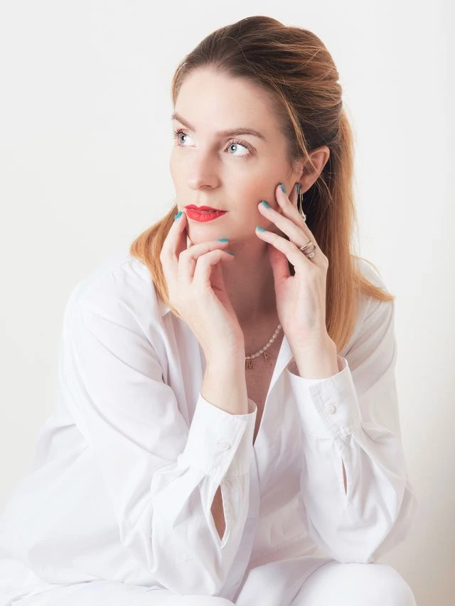 Retrato con camisa blanca y fondo luminoso.