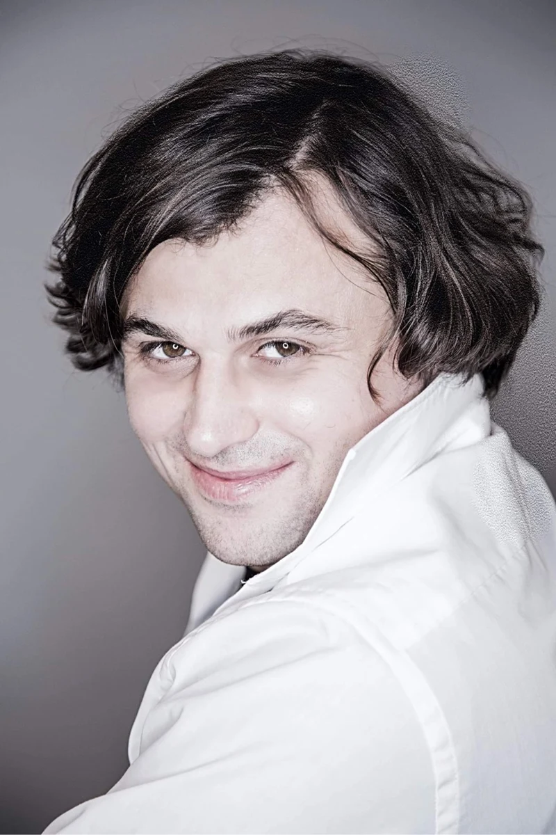 Retrato masculino con camisa blanca.