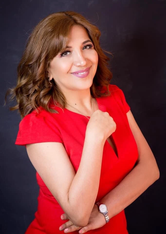 Retrato con vestido rojo.