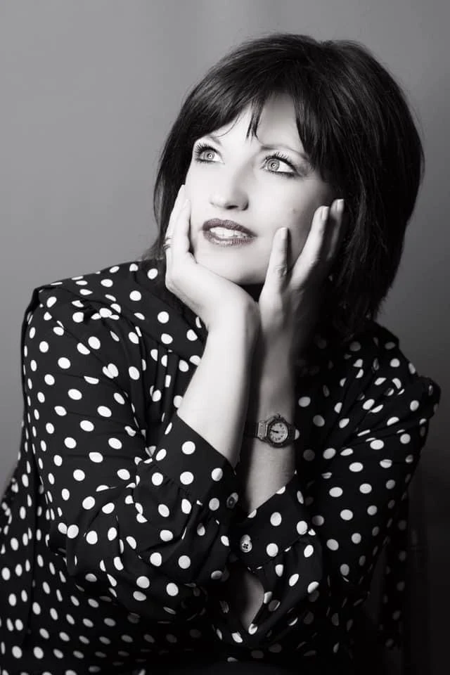 Retrato en blanco y negro con blusa de lunares.