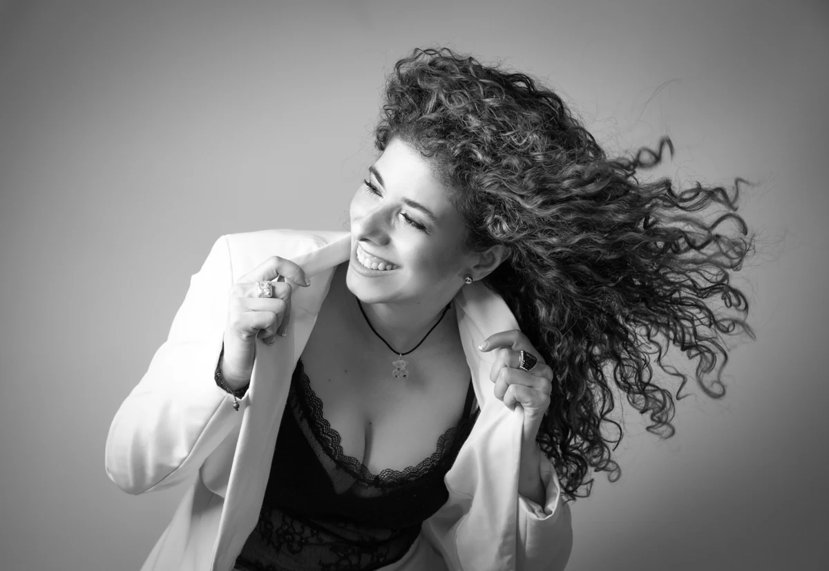 Retrato en blanco y negro con cabello en movimiento.