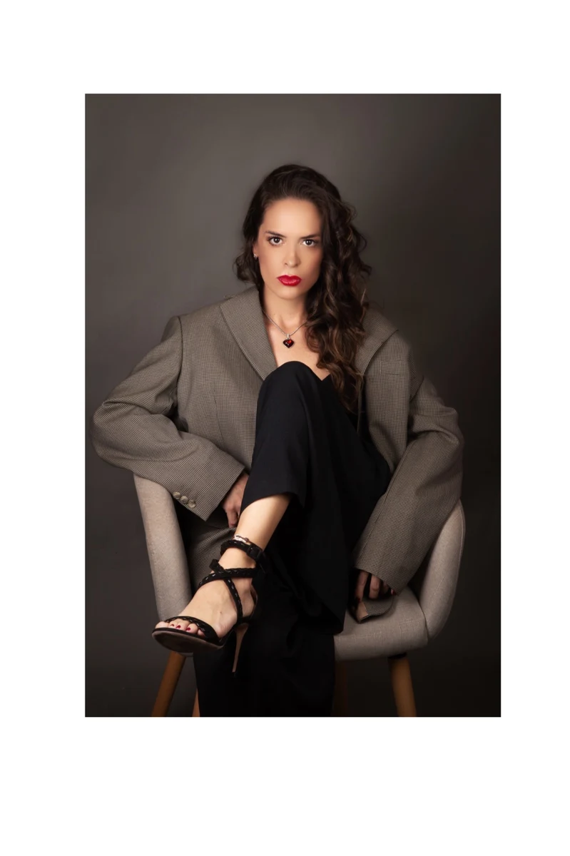 Retrato de cuerpo entero en un sillón.