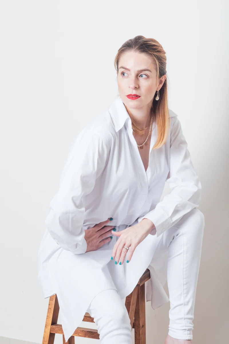 Retrato sentado con ropa blanca.