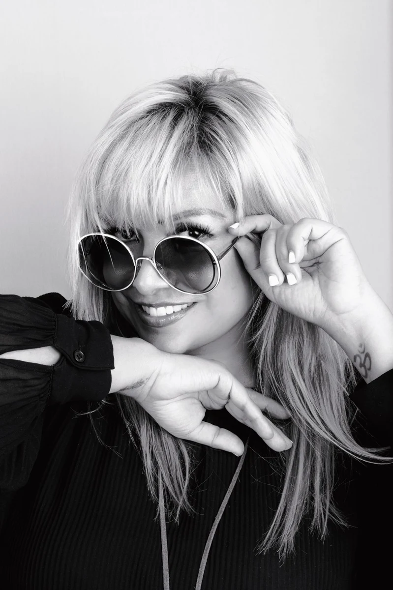 Retrato en blanco y negro con gafas de sol.