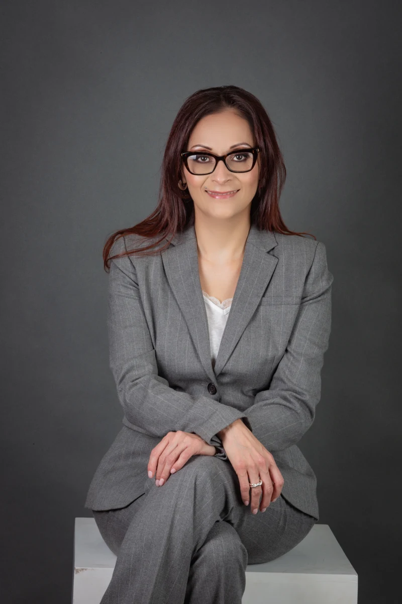 Retrato con traje gris y anteojos.