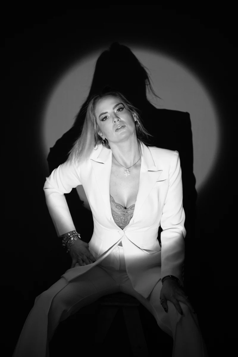 Retrato en blanco y negro con luz circular.