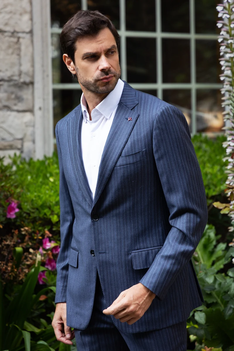 Retrato masculino en exterior con traje azul.