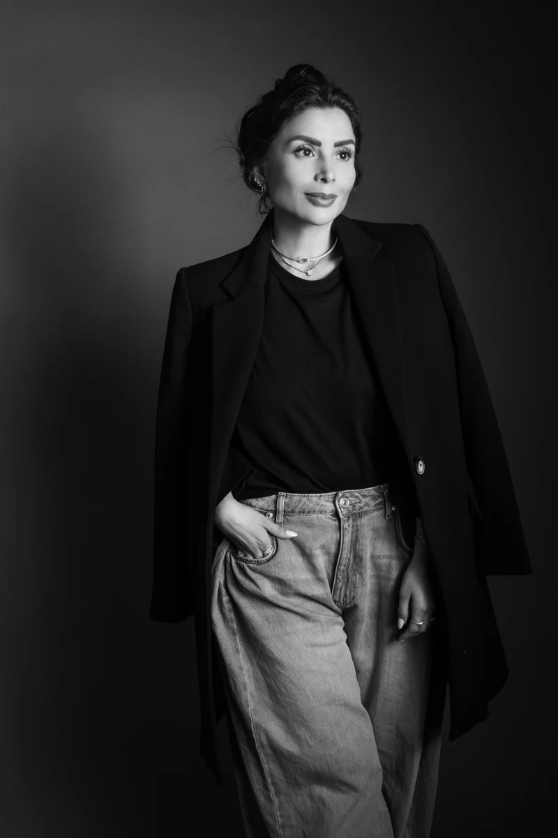 Retrato en blanco y negro con saco y pantalón estampado.