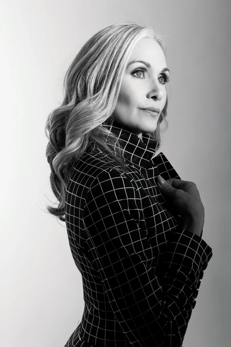 Retrato en blanco y negro de perfil con blusa a cuadros.