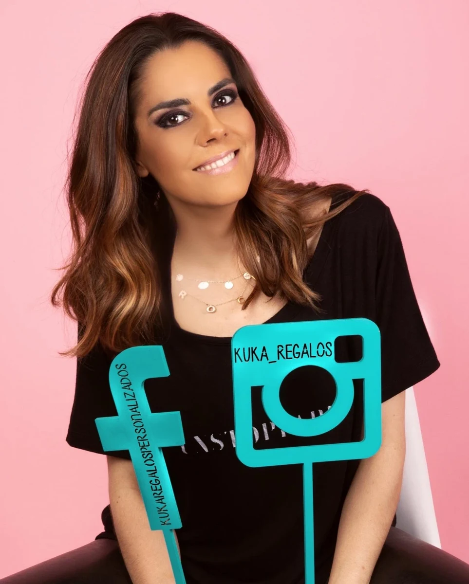 Retrato sobre fondo rosa con figuras de redes sociales.