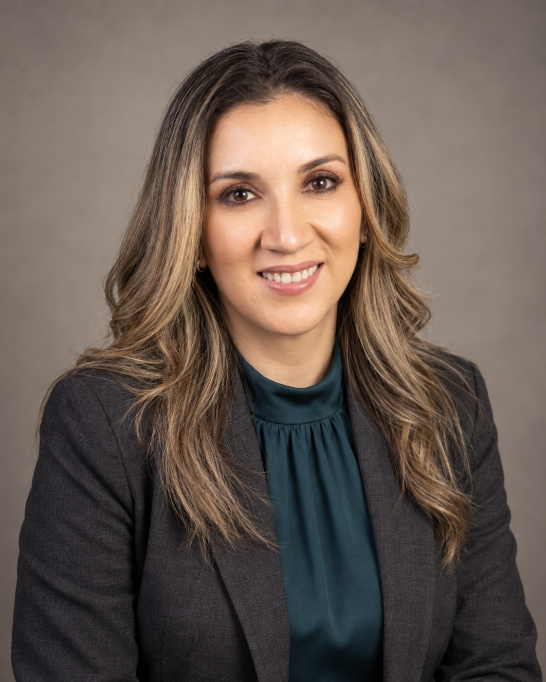 Karla Calderón sonriendo en un retrato profesional.